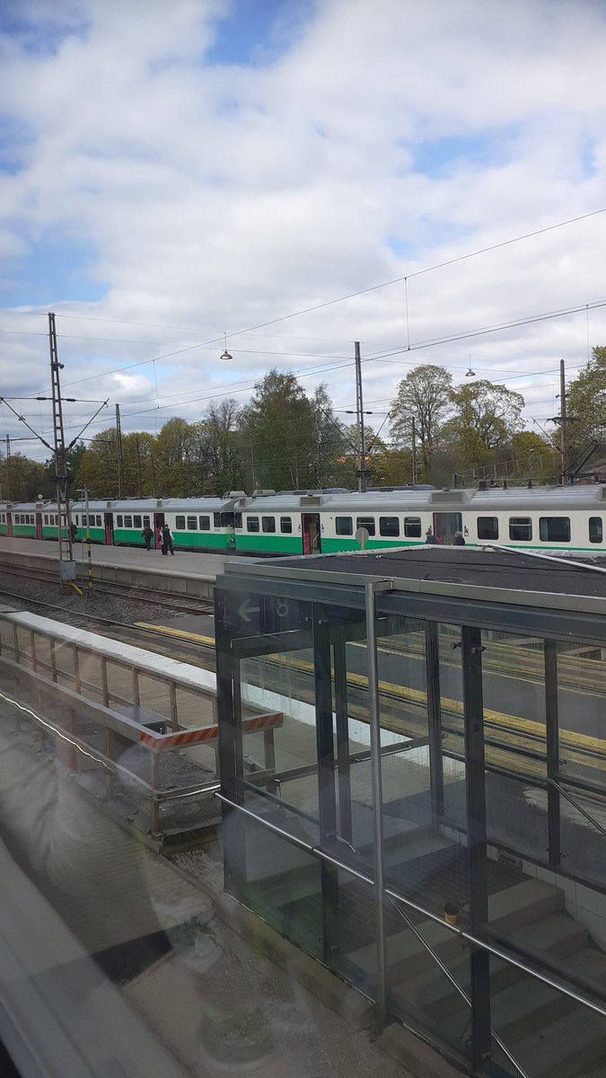 PiaPyhtila's tweet photo. Kuulee sanottavan, että lasten kanssa reissaaminen on ( joku vähän negatiivispanotteinen ilmaisu tähän). Pääsääntöisesti olen ollut toista mieltä. Nyt, kun lapsi 20 v ja lähtee vapaapäivänään huvikseen työmatkalleni mukaan, olen onnellinen, etten  marissut aikoinaan. https://t.co/FhEh0nxIof