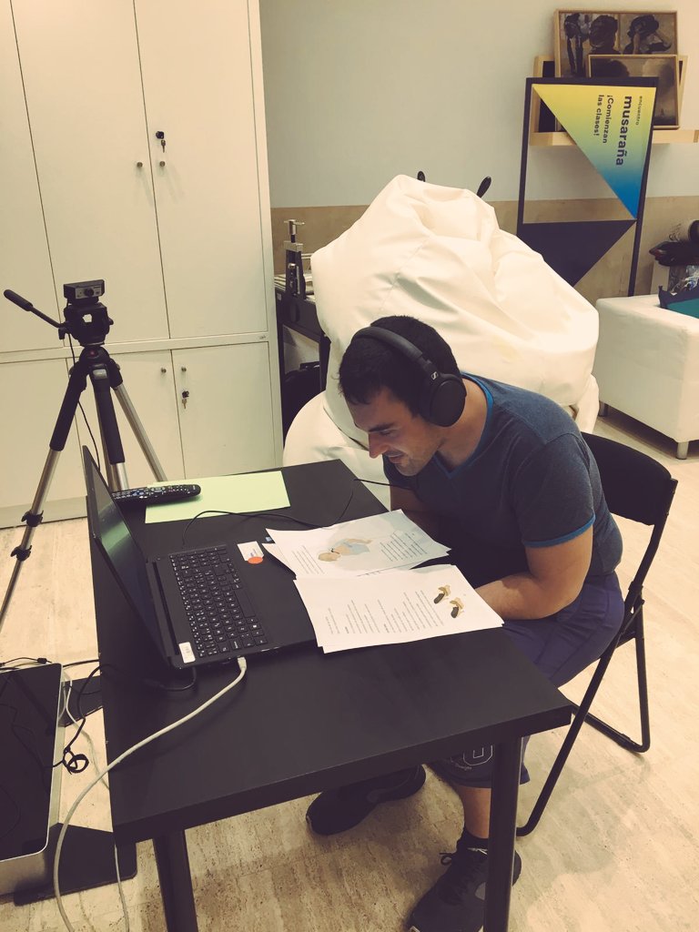 SergioAguinaga6's tweet photo. 🎙️Ya queda - para leer la publi y escuchar los #podcast de #PoniendoVozALaPintura  🎧

🖼️Un proyecto de @EducaThyssen #Fundación @iberdrola con una red diversa-inclusiva @AMEB_EB #MayoresVallecas @GrupoAMAS 💚

🙏 Gracias @Mnoska @carlos_s_v @eva_guia y siempre @odysseoenitaca 🥰 https://t.co/v3ovjMAc7D