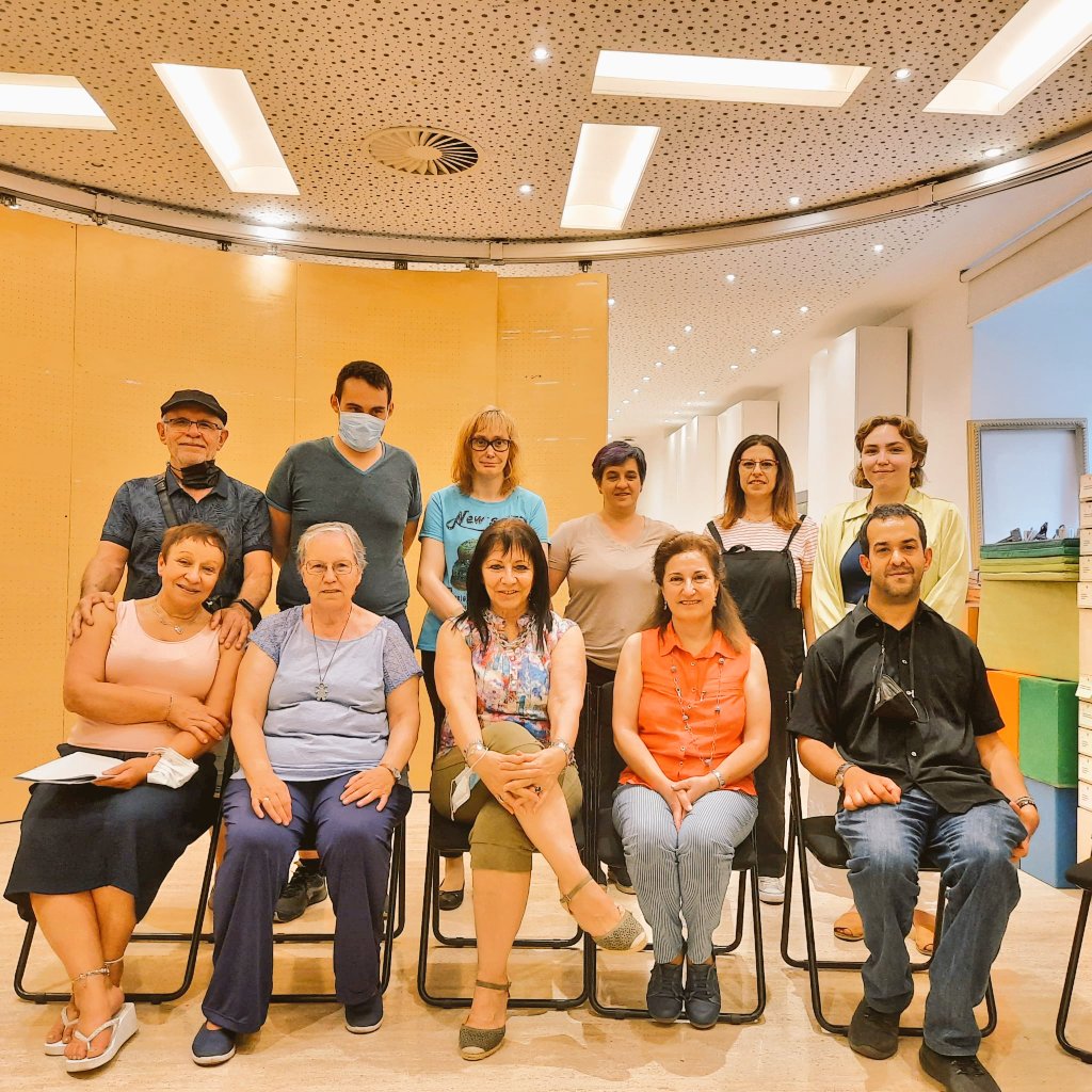 SergioAguinaga6's tweet photo. 🎙️Ya queda - para leer la publi y escuchar los #podcast de #PoniendoVozALaPintura  🎧

🖼️Un proyecto de @EducaThyssen #Fundación @iberdrola con una red diversa-inclusiva @AMEB_EB #MayoresVallecas @GrupoAMAS 💚

🙏 Gracias @Mnoska @carlos_s_v @eva_guia y siempre @odysseoenitaca 🥰 https://t.co/v3ovjMAc7D