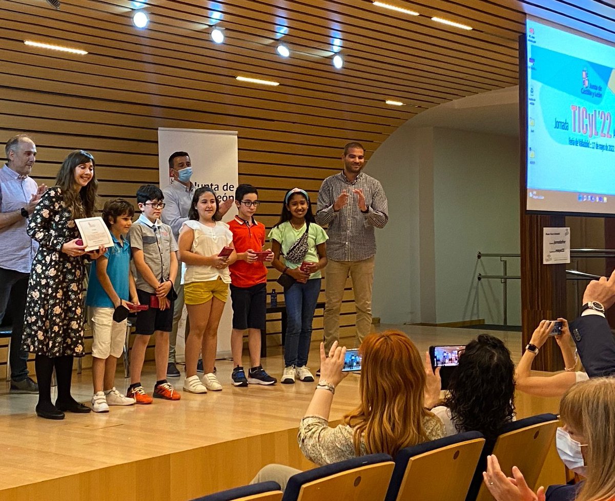 Entrega de premios del concurso de vídeos del Plan de Seguridad y Confianza Digital.

🥳👏🏽 Primer Premio Regional - Categoría Primaria para el <a href="/ceipsangil/">CEIP San Gil</a> y su video "Te la vas a jugar"

Enhorabuena 🙌🏽👏🏽

#secontic #tiCyL <a href="/CFIE_Segovia/">CFIE de Segovia</a> <a href="/educacyl/">Educación JCyL</a> <a href="/crfptic/">CRFPTIC</a>