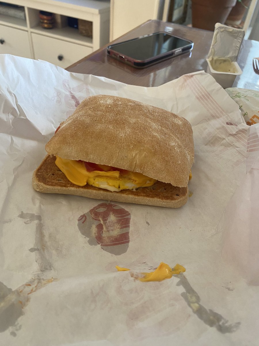 LoveuzSerial's tweet photo. @McDonaldsFrance c’est normal de commander au drive un 280 oeuf et arriver à la maison y’a un oeuf mais pas de viande ?!?? https://t.co/KMfY5K5H56