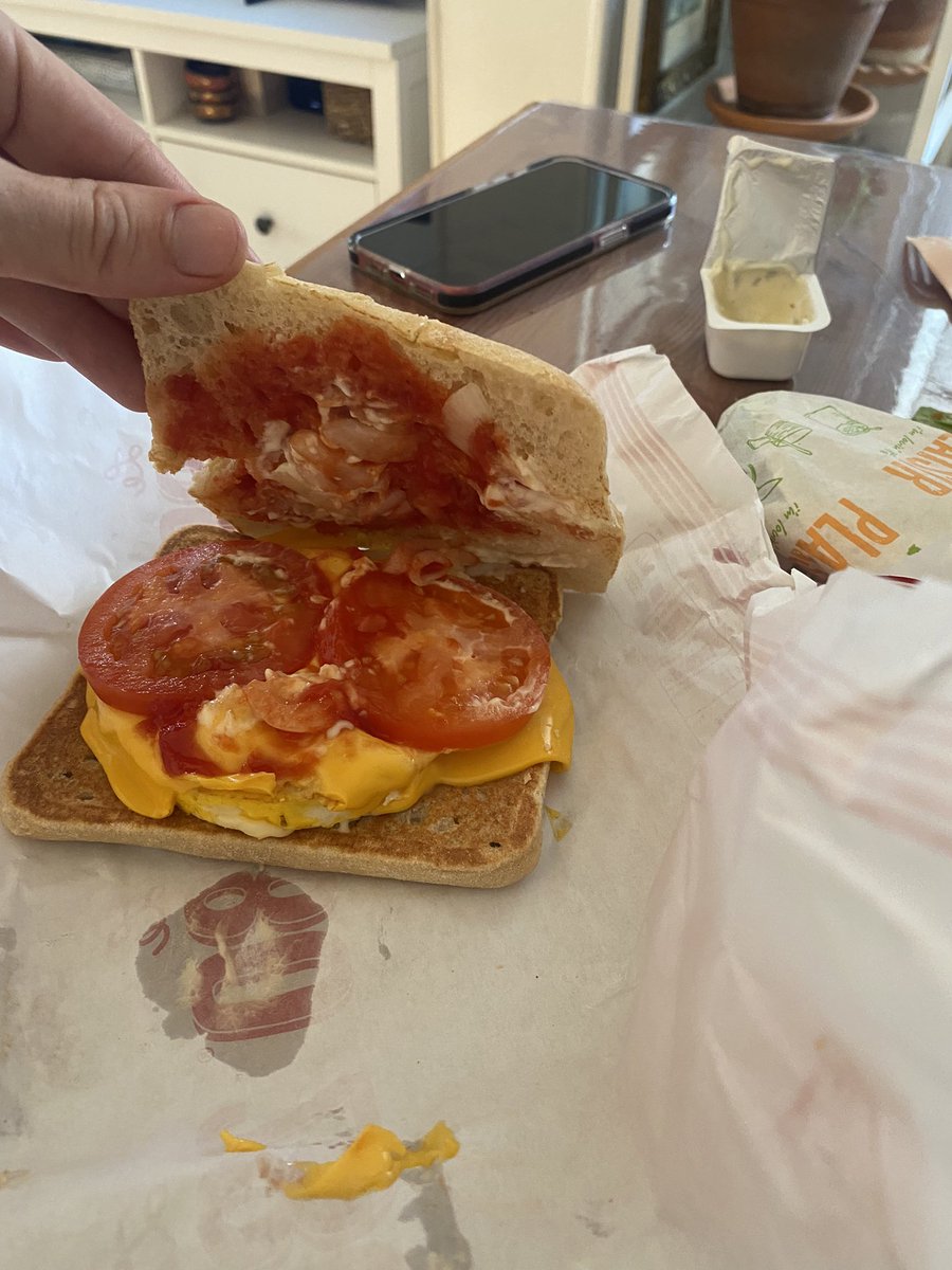 LoveuzSerial's tweet photo. @McDonaldsFrance c’est normal de commander au drive un 280 oeuf et arriver à la maison y’a un oeuf mais pas de viande ?!?? https://t.co/KMfY5K5H56