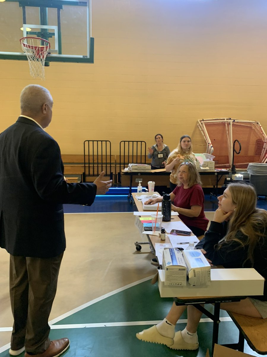TonyWilliamsPA's tweet photo. It was so good to stop by the 26th ward and say hello to the poll workers … I appreciate all of your hard work. Let’s finish strong! https://t.co/6p8zAwJ6Sr