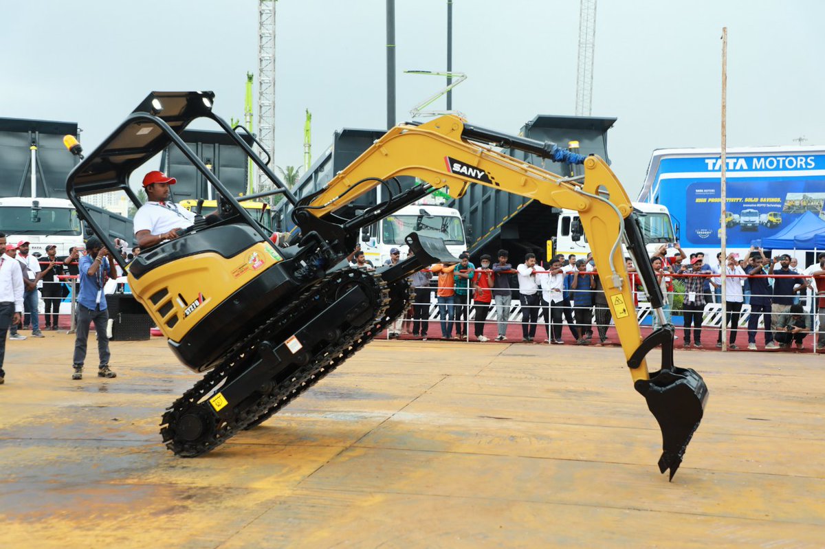 SanyIndia's tweet photo. Machine Dancing in Sany India pavilion at CII Excon 2022.

#SANY #SanyIndia #Excon2022 #Excon #NayeBharatKaNirmata #ConstructionEvent #ConstructionExhibition #QualiltyChangesTheWorld #MachineDance #Excavator #HeavyEquipment #HeavyMachinery #SanyExcavator https://t.co/U41sIKONlU