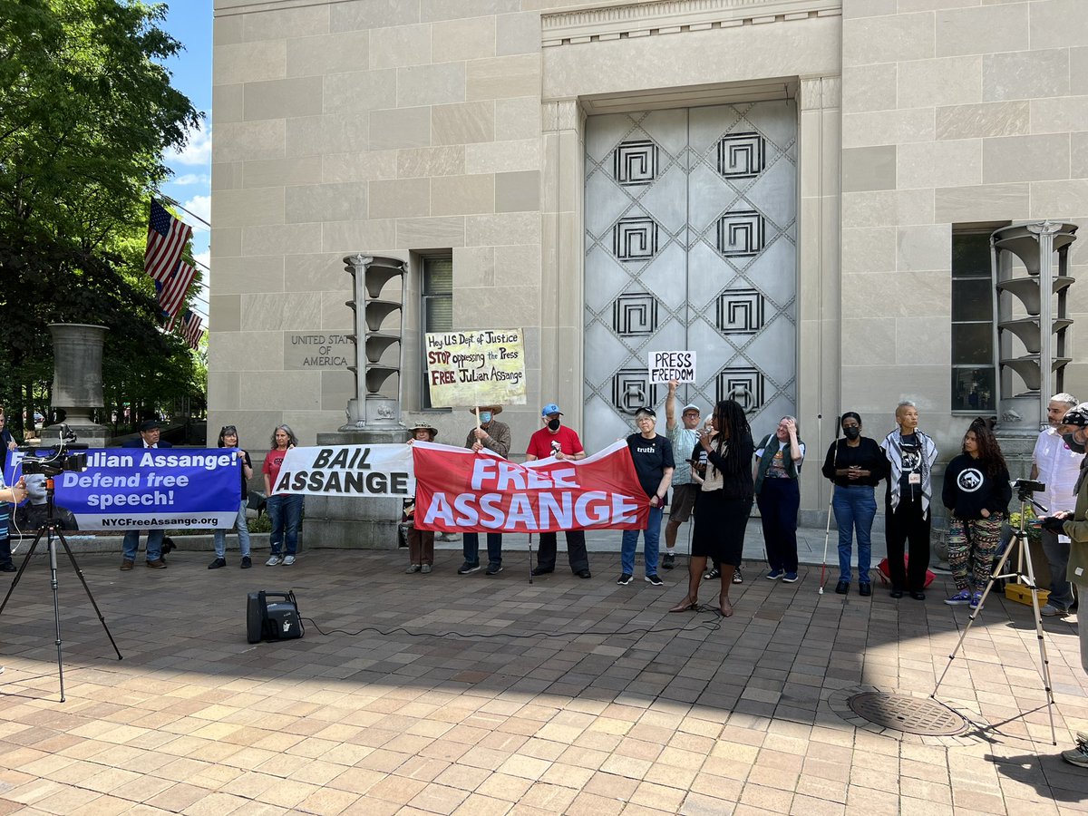 MaxBlumenthal's tweet photo. Demonstrating right now at US Department of Justice for the freedom of Julian Assange. 

As usual, zero mainstream journalists are here to oppose one of the most malicious attacks on the first amendment in our time. https://t.co/1T7ODmiih4