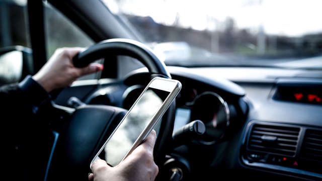 marcschrijen's tweet photo. Let op in België: gsm achter het stuur, rijbewijs kwijt  - https://t.co/PSqIqqxOxp #1Limburg. Dit is een zeer duidelijk punt maken van 0! #mvd01. https://t.co/PSqIqqxOxp https://t.co/vfpZmuVKTi