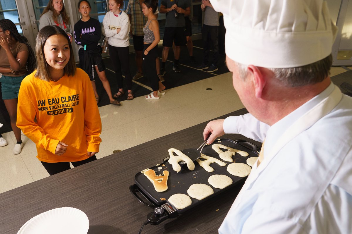 UWEauClaire's tweet image. Finals week is in full swing! Last night @ChancellorJim helped students combat hunger by serving up flapjacks in @mcintyrelibrary 🥞 #uwec #finalsweek

📷: @HoepnerBill