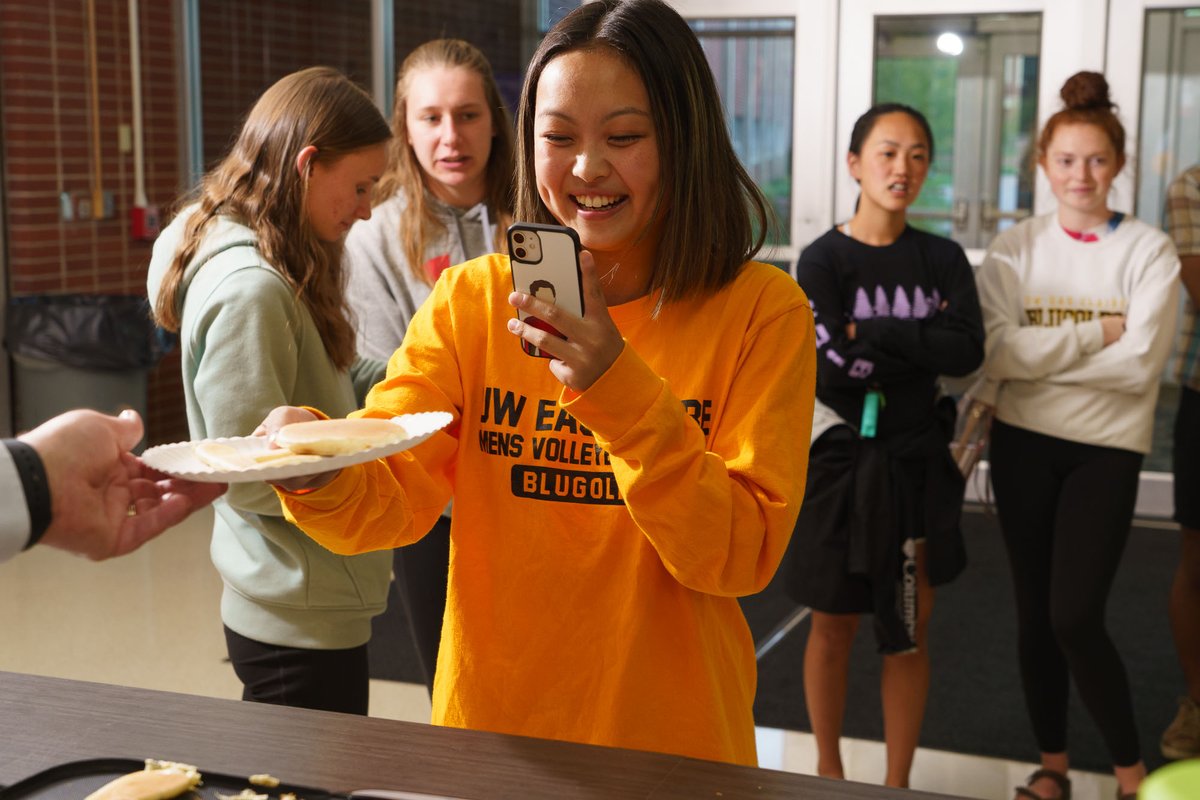 UWEauClaire's tweet image. Finals week is in full swing! Last night @ChancellorJim helped students combat hunger by serving up flapjacks in @mcintyrelibrary 🥞 #uwec #finalsweek

📷: @HoepnerBill