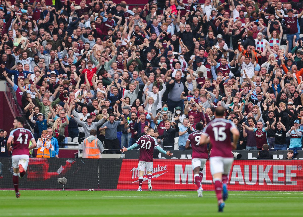 Johnsie31's tweet photo. Just people enjoying themselves, living in the moment.

Not a single phone. Just a passion for football! https://t.co/XrpVvW7WZ8