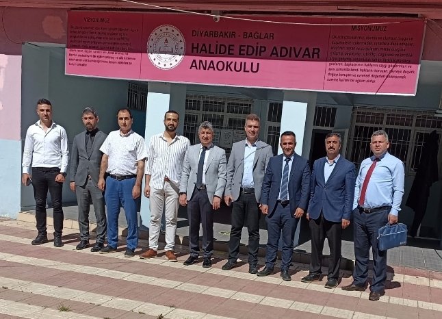 HalideEdipAna's tweet photo. Bağlar İlçe Milli Eğitim Müdürümüz Sn @Mehmet_Bulut21, Sn @kendal_mansur, @Diyarbakirmem şube müdürleri okulumuzu ziyaret ederek Halide Edip Adıvar Anaokulu öğrencileri ile bir araya geldiler. 
@tcmeb 
@Murat4Kucukali  @BaglarMEM21 @MahsuniYILDIRIM https://t.co/nzLK0lXGQI