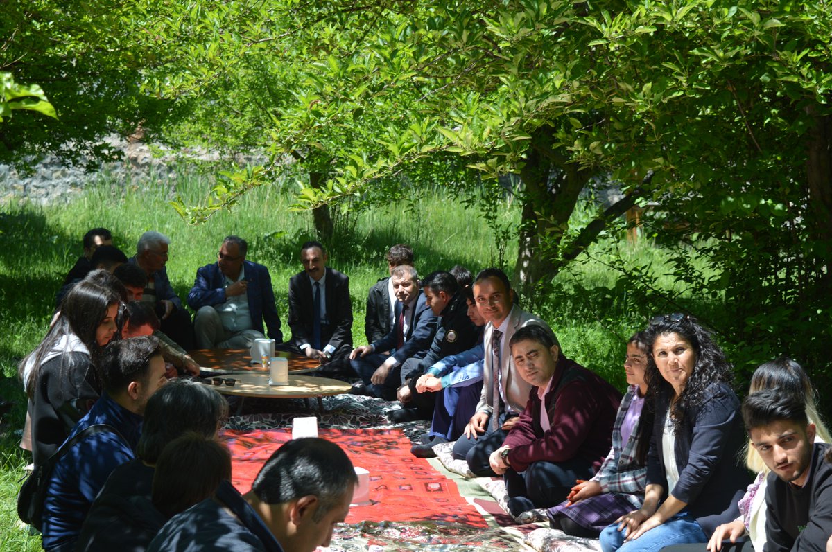 MemTuzluca's tweet photo. Gençlik Haftası kapsamında İl genelinde düzenlenen spor müsabakalarında dereceye giren öğrencilerimize düzenlenen piknik organizasyonuna teşrif eden Kaymakamımız Sayın Salih ÇİĞDEM öğrencilerimize eşofman takımı hediye etti.
@tcmeb
@igdirvaliligi
@tuzlucakaymakam
@igdirmem76 https://t.co/XLI5yuhLBu