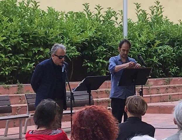 e_casasses's tweet photo. ahir sebastià jovani i roger atrofe van fer un assaig cançó vers conte gregueria aicú brillantissíssim sobre les peces de tura sanglas a la casa elizalde #BCNpoesia
el crític artista fent crítica artística i a duo, perquè en són dos, eixamplen el camp de la crítica i el de l'art https://t.co/6Jf0kCh2jl