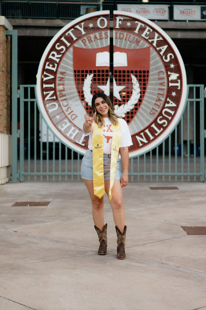 vianeyjau_'s tweet photo. 4 years later and I still have the same UT ID https://t.co/jsWKbfwKai