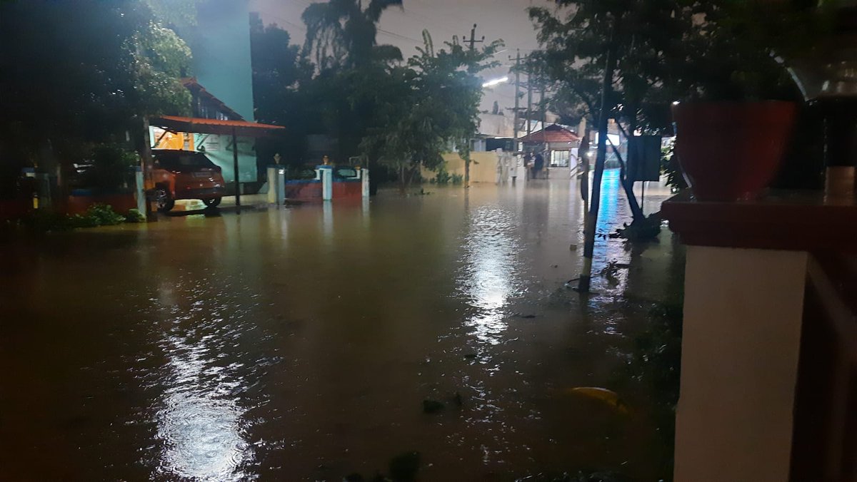 bamitav's tweet photo. With 2 hours of rain, Rainbow Drive Layout, Sarjapur Road flooded again. No Way we can go out on enter the Layout while we have some medical emergency 🤧 

@BBMPCOMM @BBMPAdmn @BBMPSWMSplComm @bbmpcommr #bangalorerains

@ArvindLBJP Sir, FYI https://t.co/VJEJA86owF