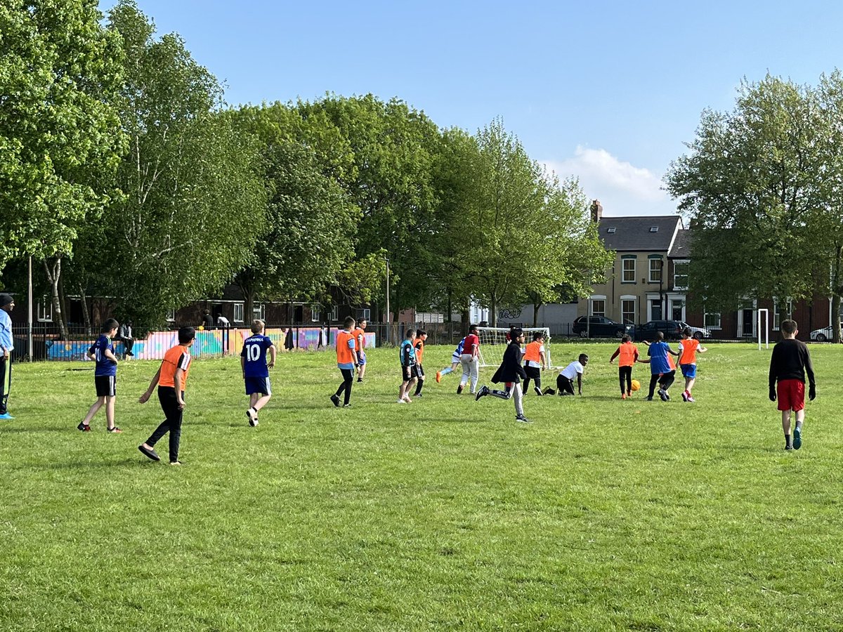 erhighsheriff's tweet photo. So wonderful to see a community working and playing together, no barriers irrespctive of race, religion or age, absolutely amazing. Huge congratulations to  all @thepeelproject Imams, Leaders &amp; Volunteers #HullCommunity &amp; supporters @RevolutionYorks @Humberbeat @HullCityCouncil https://t.co/8wOV8JF2vw