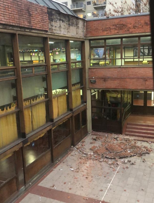 Grave desmoronamiento en la escuela 8 DE 10, de la Ciudad de Buenos Aires. Venimos denunciando hace años el desfinanciamiento de infraestructura escolar, pero los medios de comunicación se encargan ocultar esta realidad, que puede provocar muertes de niños o trabajadores.