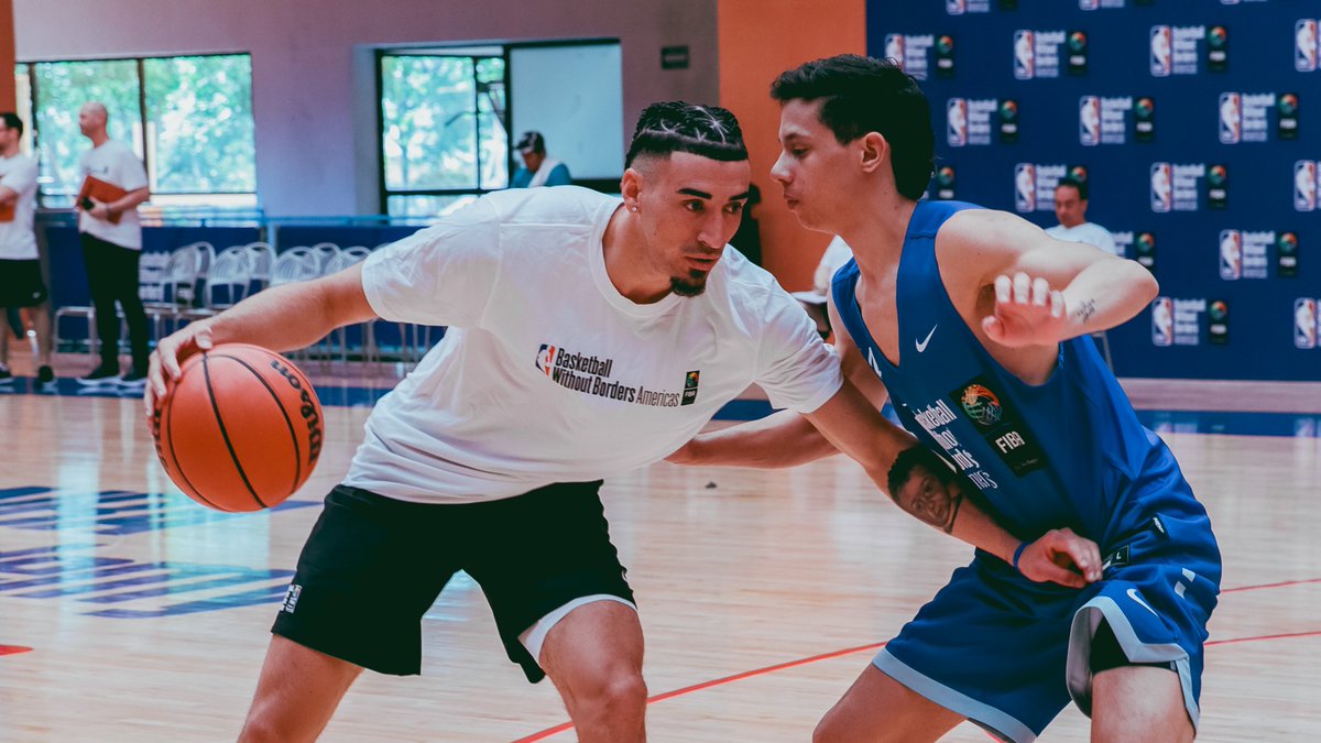 NBALatam's tweet photo. A full las energías en el #BasketballWithoutBorders 🔋

¡Y con entrenadores de lujo! @C_Duarte5 @BolmaroLeandro 🤩💪 https://t.co/JQMawsbPLA