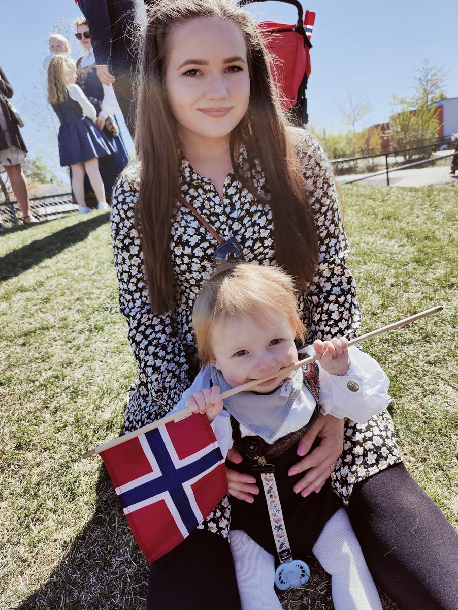 Gratulerer med dagen 🇳🇴

Dagen var fylt med masse glede, latter, is og pølser. Eldste ble født inn i pandemien og har aldri opplevd hvor stas barnas dag er. For en herlig opplevelse for store og små!