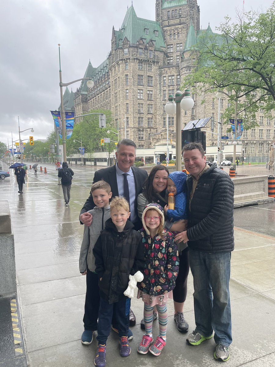 CornwallHeath's tweet photo. The sun is not shining in Ottawa, but running into this family certainly brightened my day @PEICorey Enjoy Ottawa and safe travels to Quebec. Thanks for reaching out.#holidays #familytime #proudislanders #greatpeople https://t.co/tPGuLC1RbB