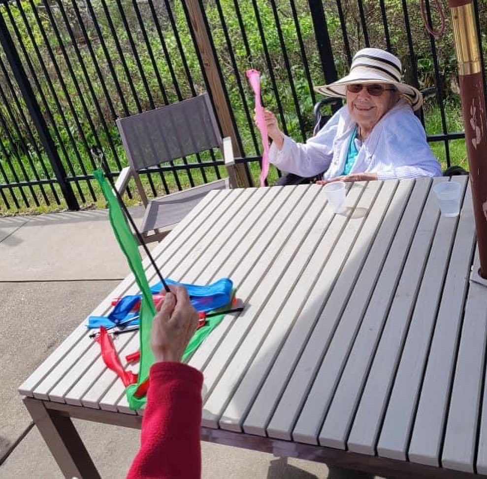 DanburyLiving's tweet photo. Feeling Bubbly on the beautiful Tuesday! 🫧☀️👒 #danburydifference

#ohio #seniorliving #seniorcare #cuyahogafallsohio #seniors #remarkableresidents https://t.co/la2P0pxBLm