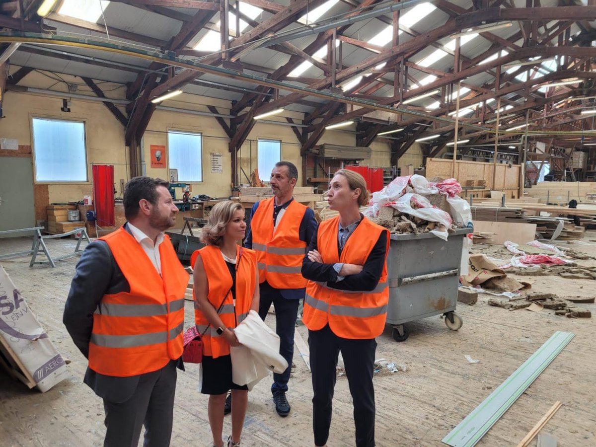 NormandieLB's tweet photo. @BonnaterreL et @NaoualGuery ont visité l’entreprise #Cuiller à Petit Couronne : elle a développé un savoir faire reconnu dans les métiers du #bois, de la #menuiserie et de la #maintenance. Ses 1️⃣8️⃣0️⃣ salariés et 4️⃣0️⃣ intérimaires en font un acteur économique #normand important. https://t.co/QbHG8QdUbZ