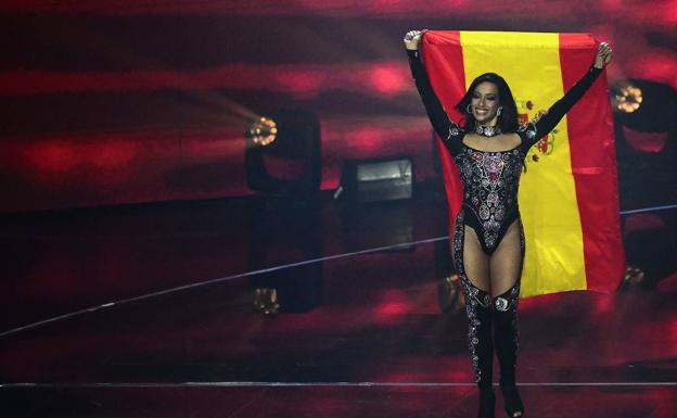 CescFrancB's tweet photo. Chanel no és catalana. Una catalana de debò no es passeja amb la bandera de l'estat que l'oprimeix. Chanel és espanyola i viu com a colona a Catalunya, per la qual cosa hauria de ser expulsada dels Països Catalans immediatament. Segur que el seu veritable nom és la choni Chari. https://t.co/NRyC48wnB5