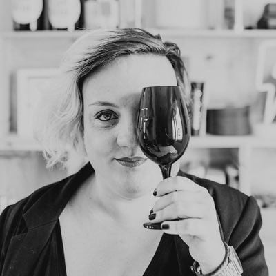 20 de mayo. 19:00 h. Plaza Mayor de San Esteban de Gormaz.
<a href="/pilarcruces/">Pilar Cruces</a>, sumiller y directora de <a href="/lustforwine_es/">Lust for Wine</a> nos acercará al conocimiento del mundo del vino a diferentes niveles. 
Primer encuentro con las Viñas Viejas de Soria porque #saberdevinosestáchupao