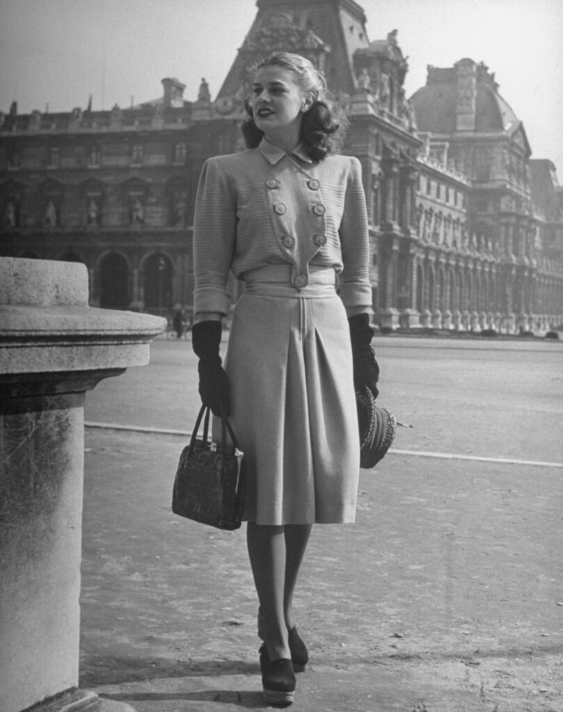 ParisAMDParis's tweet photo. Nina Leen. 
New spring fashion line  1951  #Paris https://t.co/xat8Bq125x