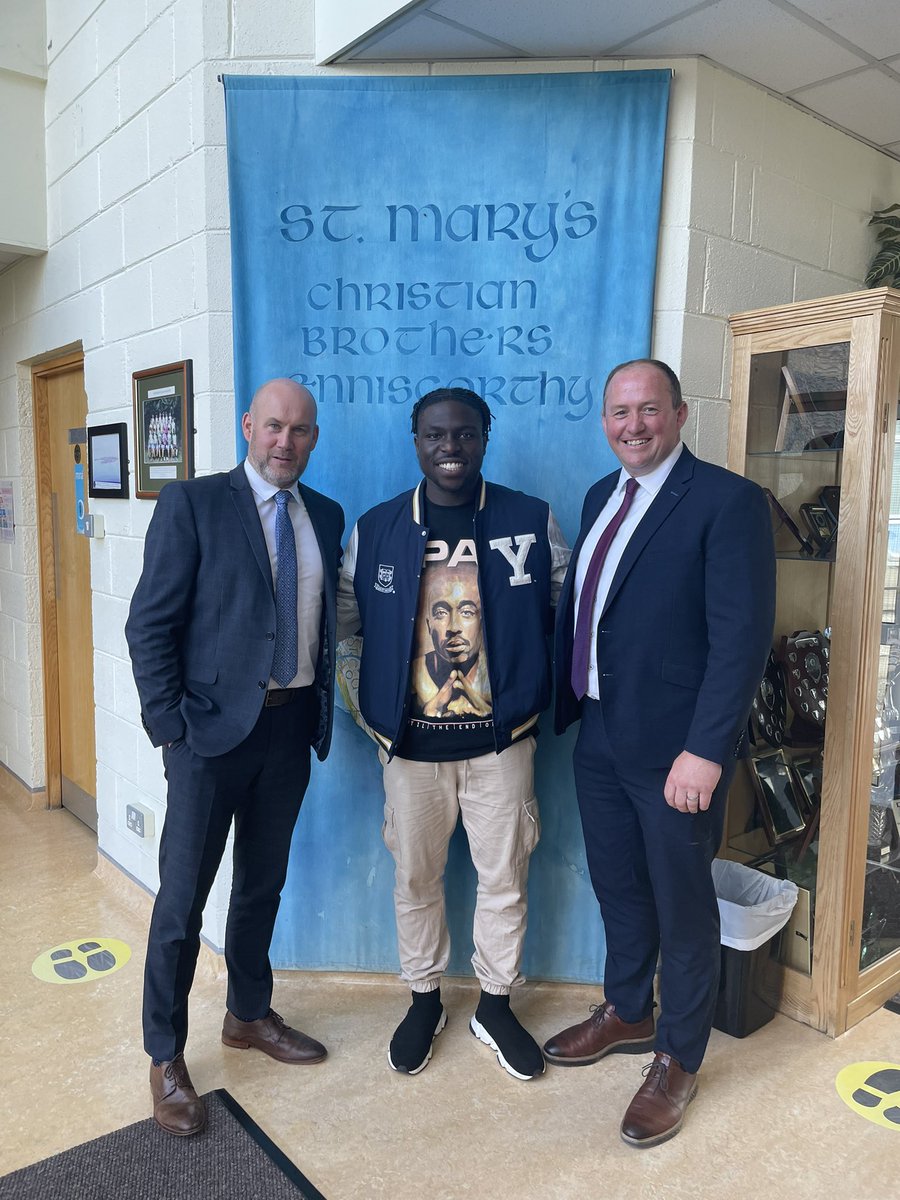 IrishPropaganda's tweet photo. 🇮🇪💚| Before heading off to Udinese, Festy Ebosele stopped by his old secondary school in Wexford 

Meeting his former teachers and current students

Can’t wait to see Festy in the senior squad 

🔥🔥🔥 https://t.co/DfO5fshPra