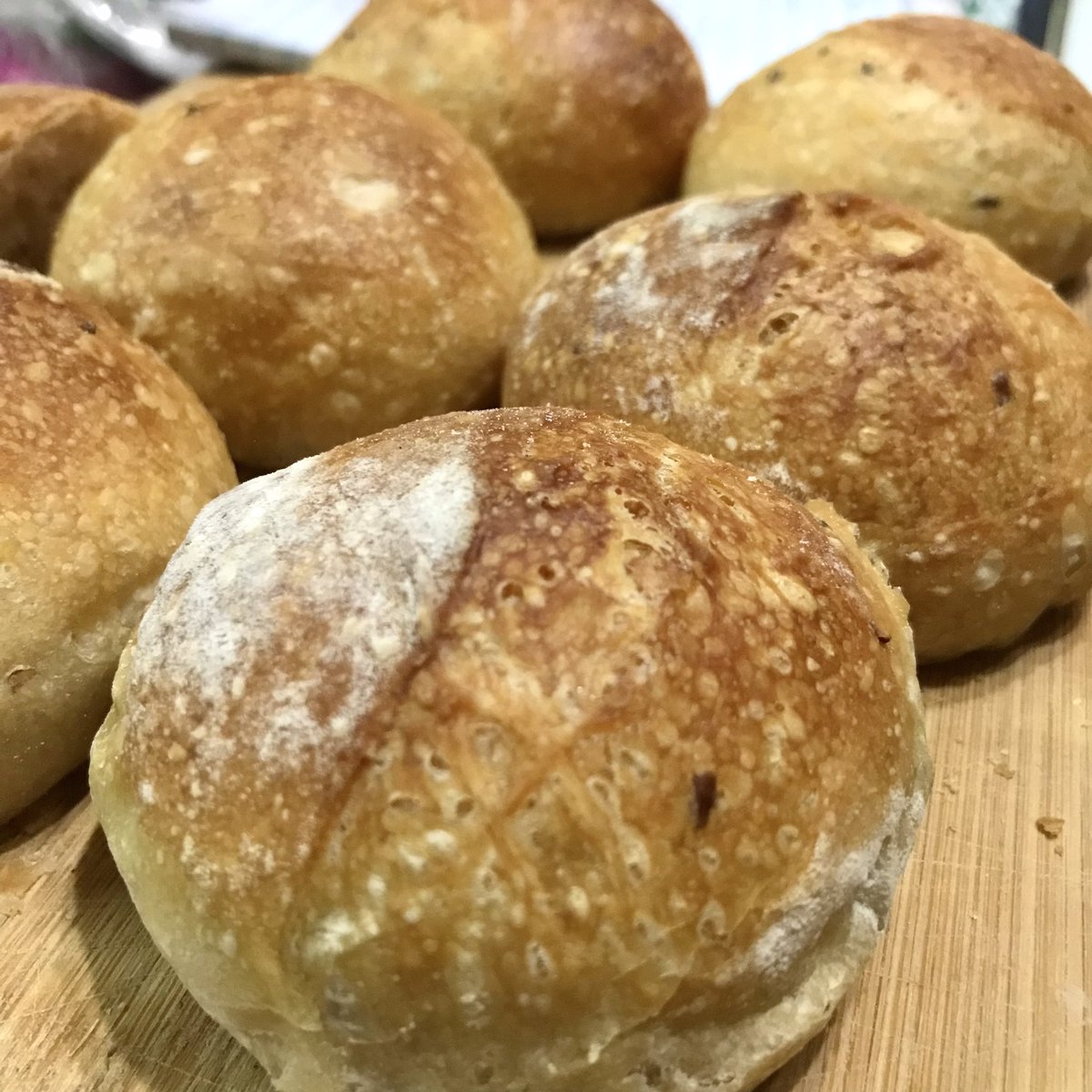 SABUNBAKE's tweet photo. Country bread with sakadane - ใกล้ความจริงแล้วว ขี้เกียจรอมีดที่เอฟไป ใจร้อนใช้ตัดเตอร์กรีด ไม่ค่อยคม 😂 กรีดไม่ลึกด้วย พุงไม่มา แต่อร่อยมากกกๆๆ หมักในตู้เย็นกว่า 22 ชม. อร่อยกรอบนอก นุ่มหนึบใน ไม่เปรี้ยว หอมข้าว 

#sakdane #countrybread #ยีสต์ธรรมชาติ #ชุมชนขนมปัง https://t.co/YG2xvr4d1Q