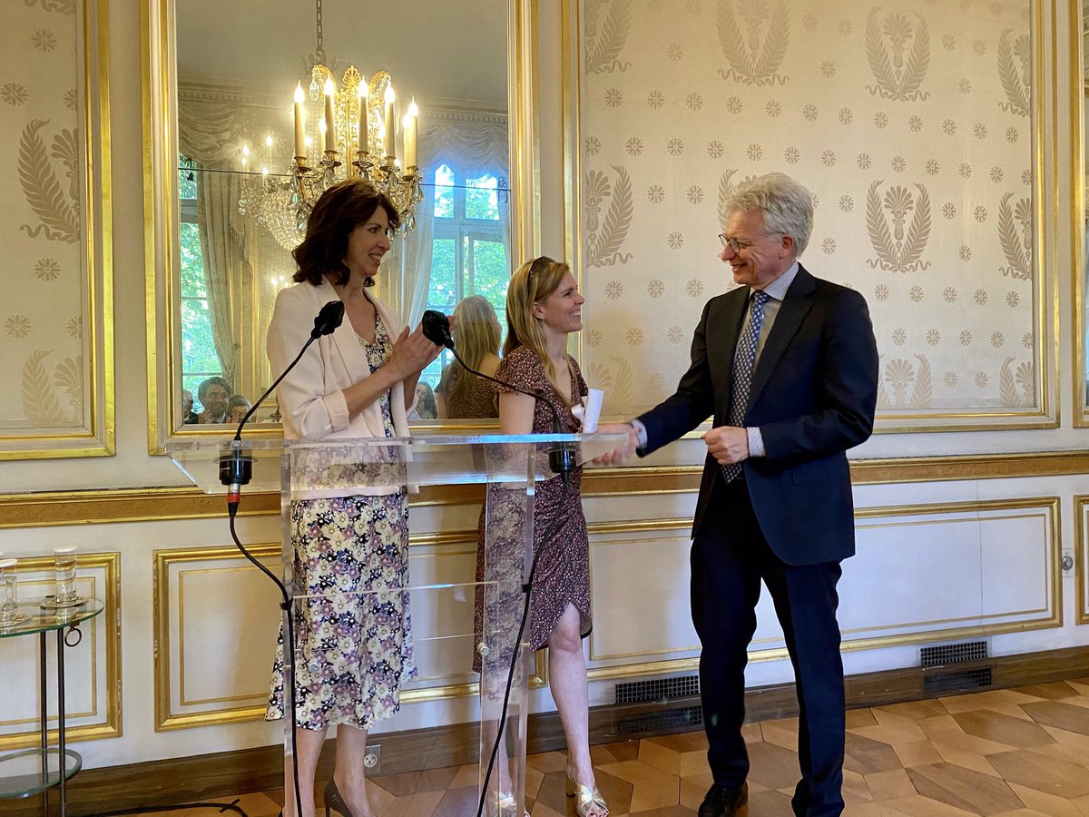 AmbDEenFR's tweet photo. Honoré de remettre ce soir le prix Nerval-Goethe à Juliette Aubert-Affholder pour sa #traduction du Roman de #Tyll Ulespiègle de Daniel #Kehlmann. Une belle coopération littéraire 🇫🇷🇩🇪!
@GI_Paris @MinistereCC @languesFR @LettresSorbonne @ActesSud
#littérature https://t.co/fY8bzkwRo4