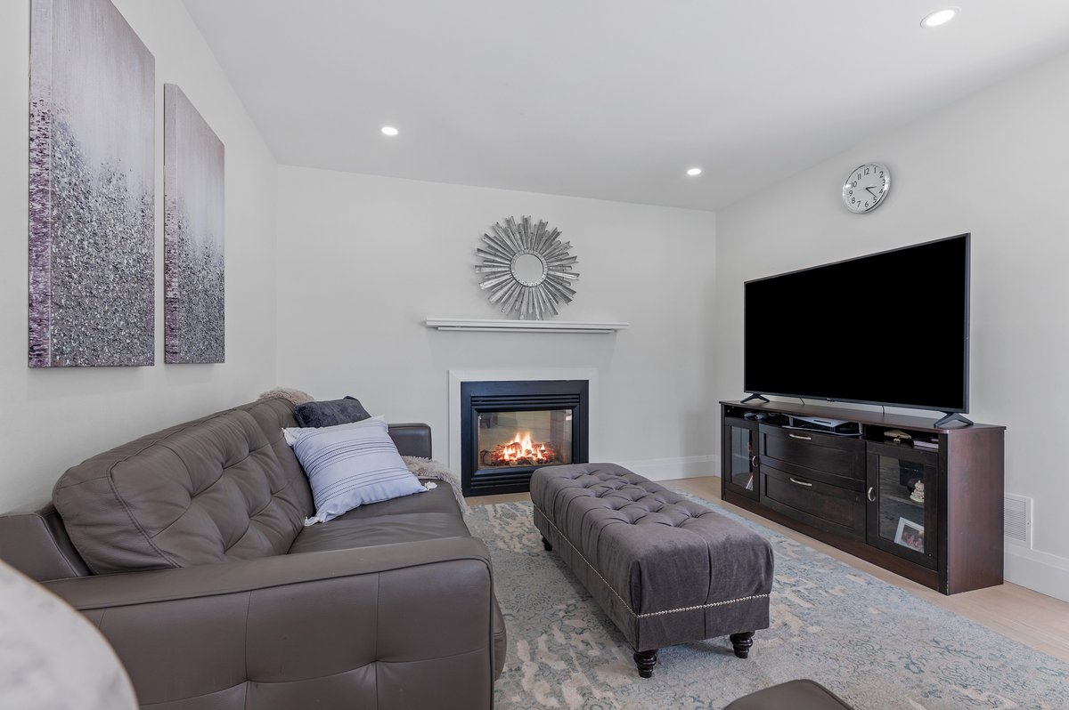 1steveaugustine's tweet photo. 🏡FOR SALE!
🌎 https://t.co/NWvjlcwkjb 🌎
⚡️Buy this house I'LL BUY YOURS!

FULLY-FINISHED 4+1 BED/4 BATH GRIMSBY HOME! BACKYARD OASIS WITH IN-GROUND POOL!

Call 📞 Text 📱 or Email 💻 289-235-8000 | info@steveaugustine.com
*conditions apply, ask for details. https://t.co/WChbvEzI8Y