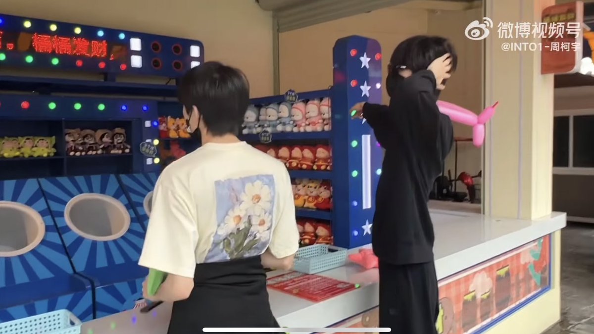 alittlespace_'s tweet photo. เหมือนพี่โม่พาเด็กเที่ยวอะ ยืนคุม ยืนดูตลอด🥺 #โม่เคอ https://t.co/eNCOiFrUzz