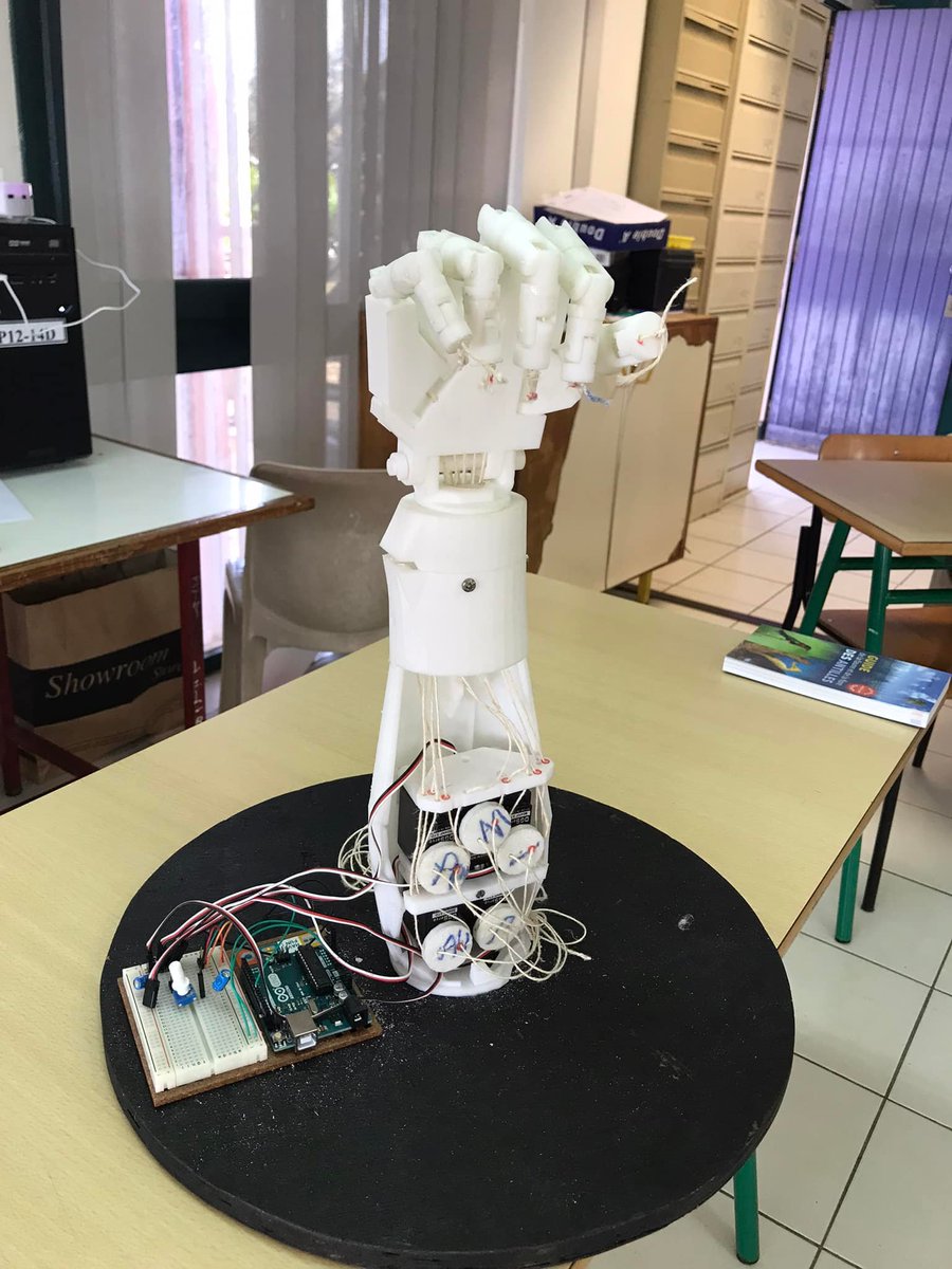 cast_971's tweet photo. NEWS 📣 : Les élèves du collège de St John Perse et leur professeur Kévin Citadelle, représenteront la Guadeloupe mercredi 18 mai à la Finale Nationale du concours Cgenial. 
Ils avaient remporté le 1er Prix à la finale académique avec leur main bionique 7.0.
#concourscgenial https://t.co/A8TtRFnggT