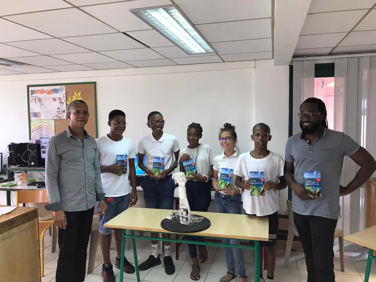 cast_971's tweet photo. NEWS 📣 : Les élèves du collège de St John Perse et leur professeur Kévin Citadelle, représenteront la Guadeloupe mercredi 18 mai à la Finale Nationale du concours Cgenial. 
Ils avaient remporté le 1er Prix à la finale académique avec leur main bionique 7.0.
#concourscgenial https://t.co/A8TtRFnggT
