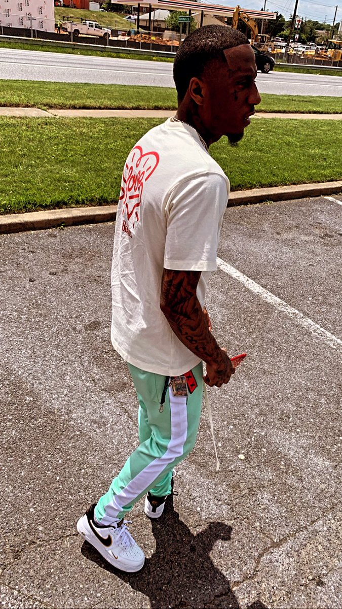 No__lemmett's tweet photo. Hit the switch, let the stick blow
To ride this wave, you need a big boat
Popping shit 'cause I was piss poor
Hotter than grand mama Crisco #25Gang🎉🪄🤩 https://t.co/tdb2xOuXU7