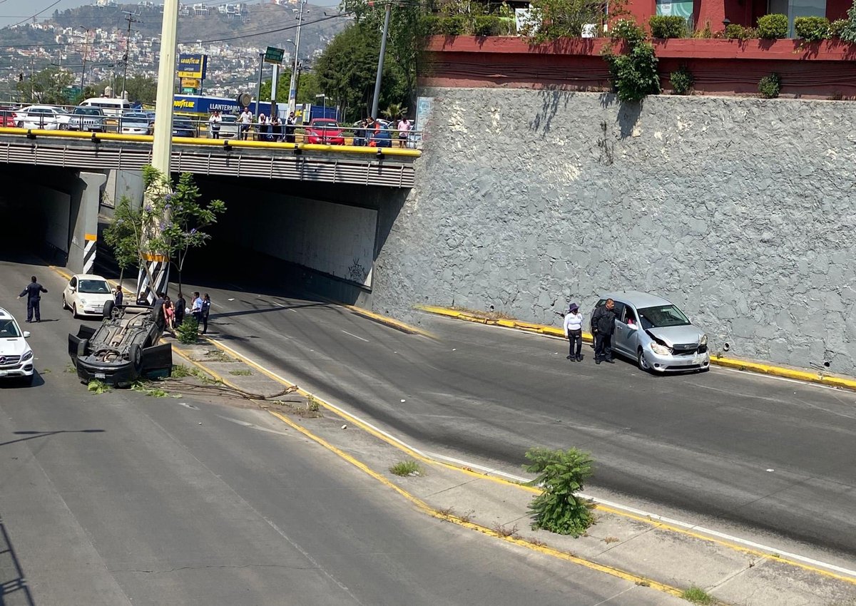 Se registra un accidente vial sobre la avenida Adolfo López Mateos, abajo del puente de Lomas Verdes en #Naucalpan #Edomex dos vehículos se ven involucrados, tomen sus precauciones ya que el tránsito se ve afectado.