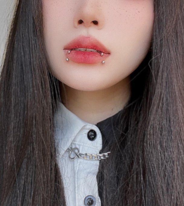 2 pic. You like my new piercings? ? https://t.co/h3VsBzmBYE