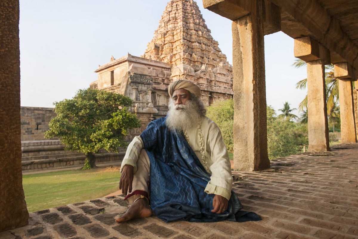 SadhguruJV's tweet image. God is the Creator, not a manager. Humans have the privilege of managing their own lives. #SadhguruQuotes