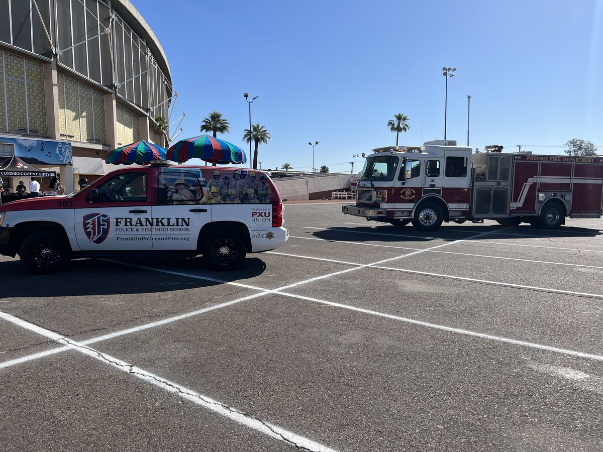 See_Boston's tweet photo. When your former student invites you to their high school graduation a year before the date... YOU GO! Congrats Sinahy! #Classof2022 #FranklinPoliceandFire @PhoenixUnion #ProudPrincipal # ๐โฅ๐ฏ #SheelyPride
Congratulations to all the Graduates! Well done, Principal Cabrera!๐ฏ https://t.co/vNKKvP7PUp