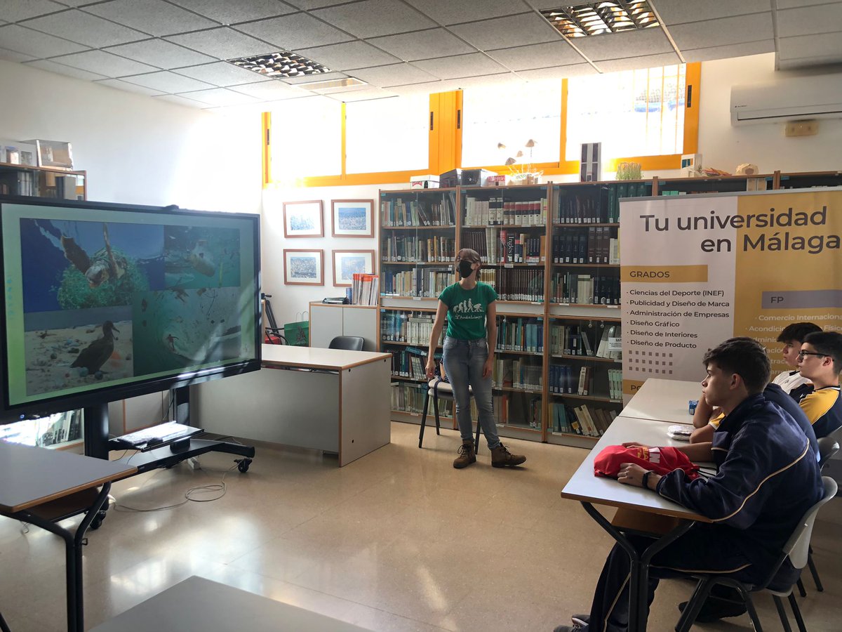 AndaLimpia's tweet photo. Nuestra compañera Leticia continúa con las jornadas de charlas y limpiezas con los alumnos del Colegio León XIII. Ayer en el Arroyo Jaboneros y hoy en el espigón, dónde han sacado neumáticos, redes... De nuevo mil gracias, por hacer del planeta un lugar más sano para todos 🤗💚🌍 https://t.co/mFIyz4tsiX