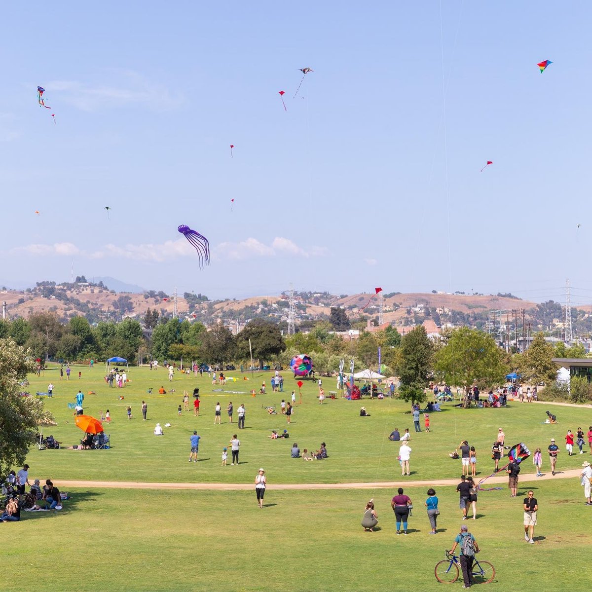LAdynerdsLA's tweet photo. There's no better sight than a sky full of colorful kites 🪁

The 2nd annual People’s Kite Festival—with demonstrations, arts and crafts workshops as well as food—is this Saturday, May 21 from 2–6pm at Los Angeles State Historic Park: https://t.co/5Nx5iQOB2y @downtown_la https://t.co/GEvrGuwkmq