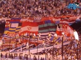 Imagínate tener una hinchada tan pijuda que hizo un trapo con todos los trapos que robó