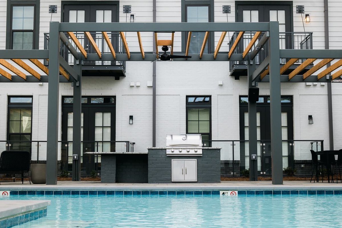 MooreMediaGroup's tweet image. We recently snapped some fresh exterior photos of Quarter House and it’s a whole MOOD 💦☀️🕶