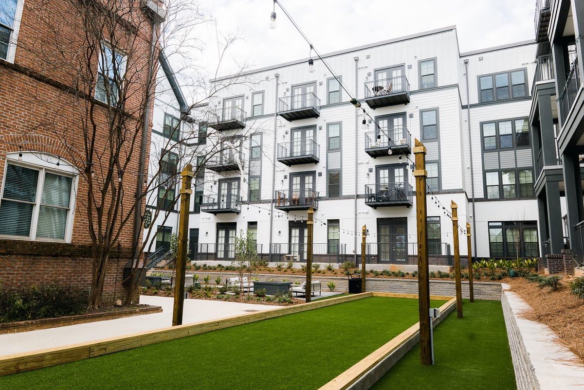 MooreMediaGroup's tweet image. We recently snapped some fresh exterior photos of Quarter House and it’s a whole MOOD 💦☀️🕶