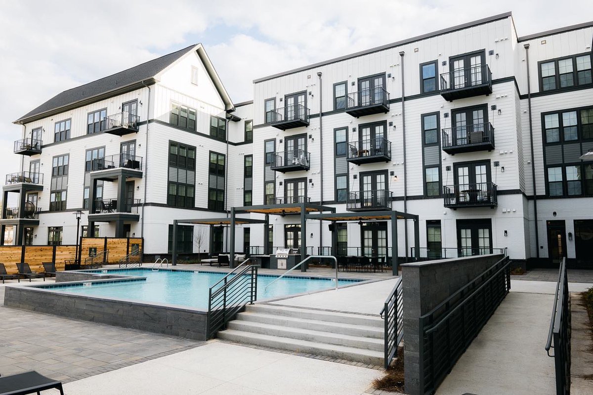 MooreMediaGroup's tweet image. We recently snapped some fresh exterior photos of Quarter House and it’s a whole MOOD 💦☀️🕶