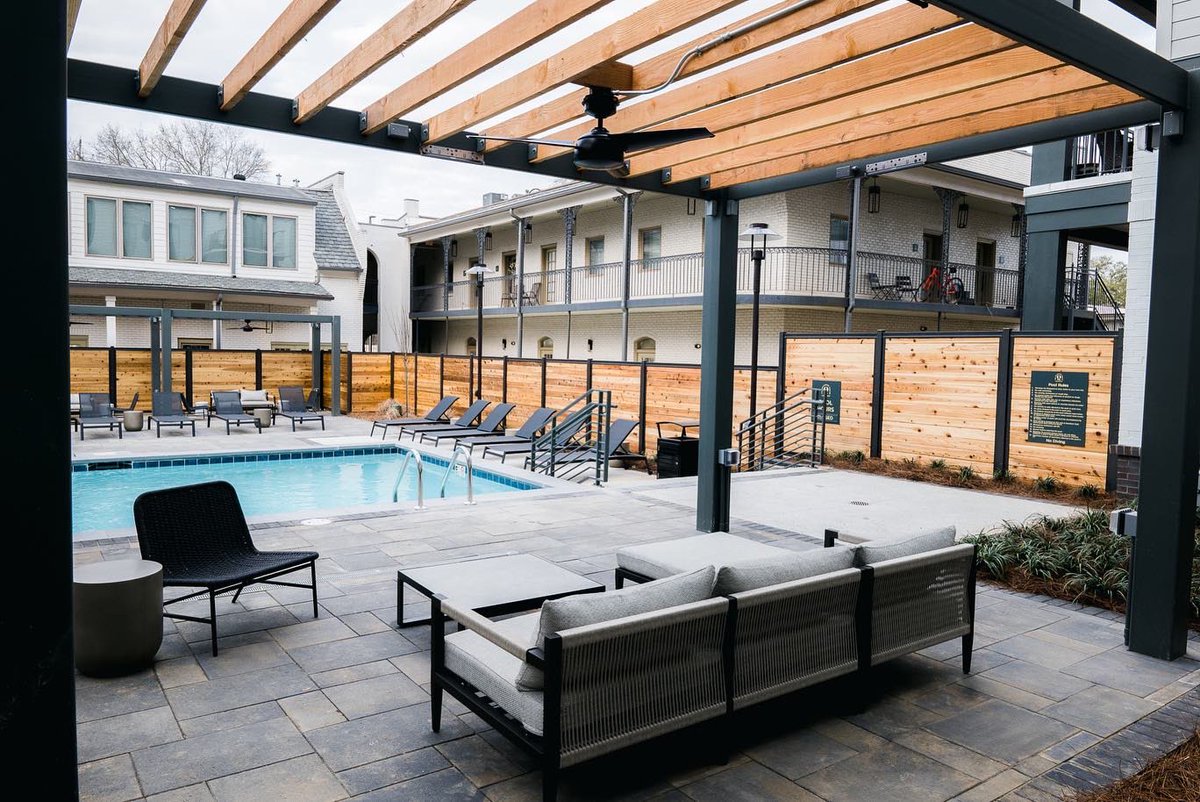 MooreMediaGroup's tweet image. We recently snapped some fresh exterior photos of Quarter House and it’s a whole MOOD 💦☀️🕶