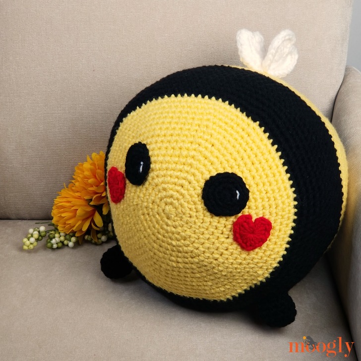 mooglyblog's tweet photo. Here to wish you a bee-utiful day! 🌸🐝♥ https://t.co/6RYTOvAdzv
#rhwl #yarnspo #bees #mooglyblog #amigurumi https://t.co/N2hrZCPwqs
