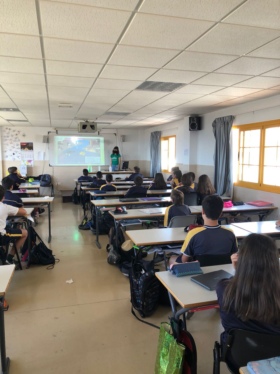 AndaLimpia's tweet photo. Nuestra compañera Leticia continúa con las jornadas de charlas y limpiezas con los alumnos del Colegio León XIII. Ayer en el Arroyo Jaboneros y hoy en el espigón, dónde han sacado neumáticos, redes... De nuevo mil gracias, por hacer del planeta un lugar más sano para todos 🤗💚🌍 https://t.co/mFIyz4tsiX