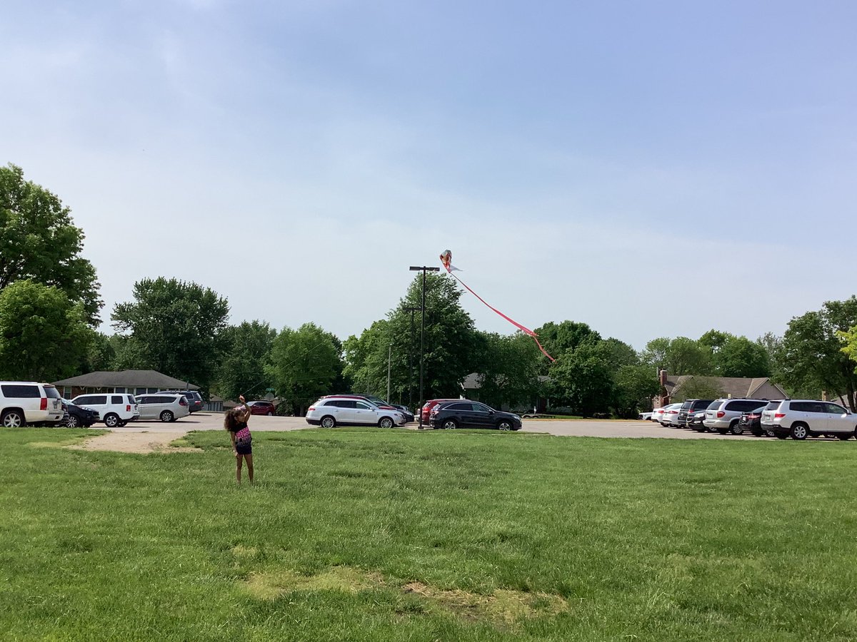 RollingRidgeELL's tweet photo. When reading about kites, making kites and how to fly a kite, you go out and test the real thing! Loved seeing their faces and interactions with kites and each other. #handson #vocabulary #ELL #reading #writing #creative #opsmomentsthatmatter https://t.co/421u6BdLf3